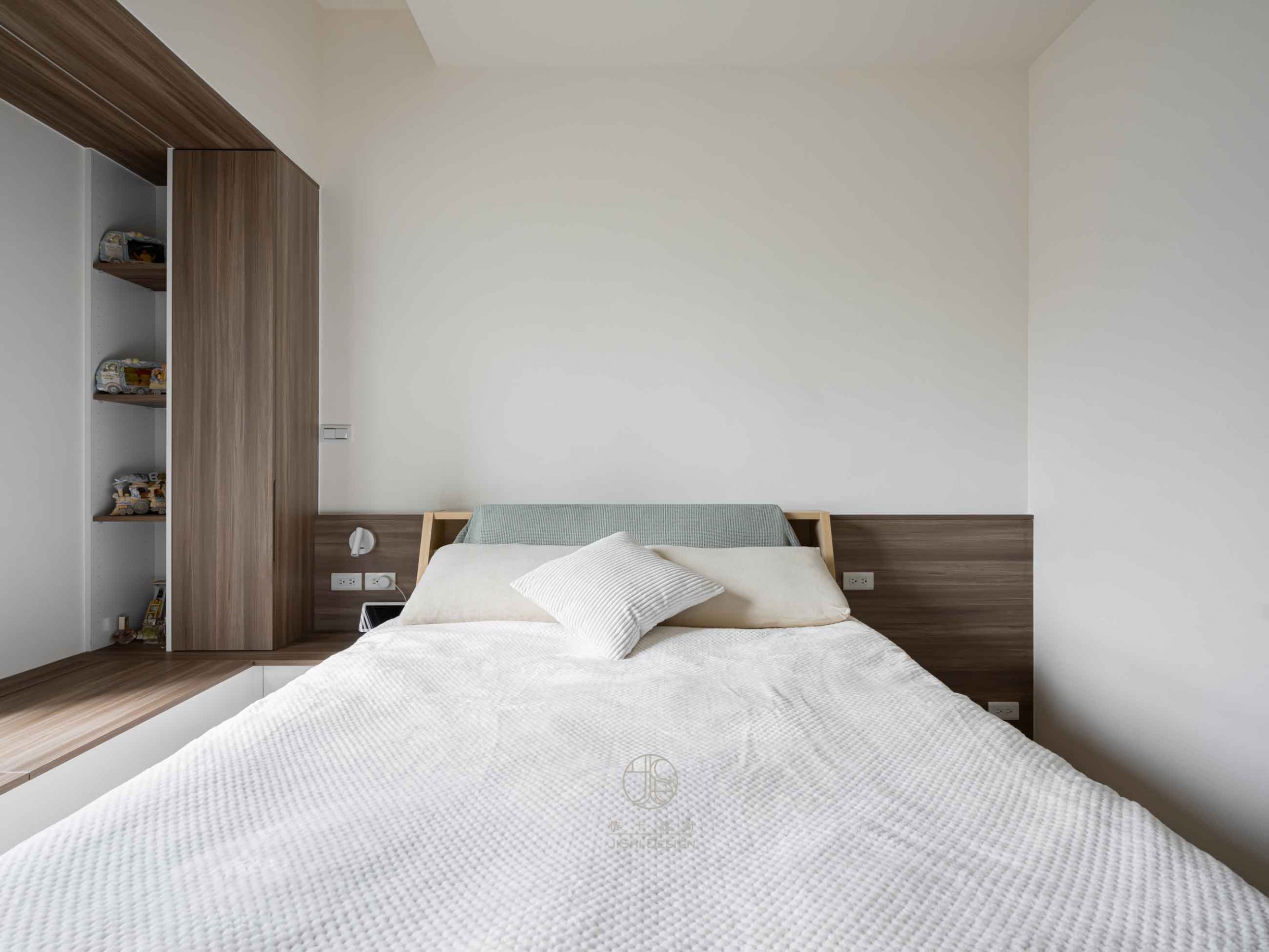 HTML5 Bootstrap Template by colorlib.com